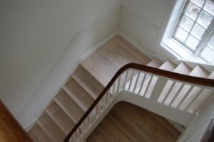 Nyt gulvlægning trappe udført i Køge, Sjælland