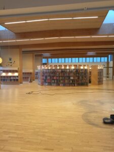 Nyslebet gulv i bibliotek
